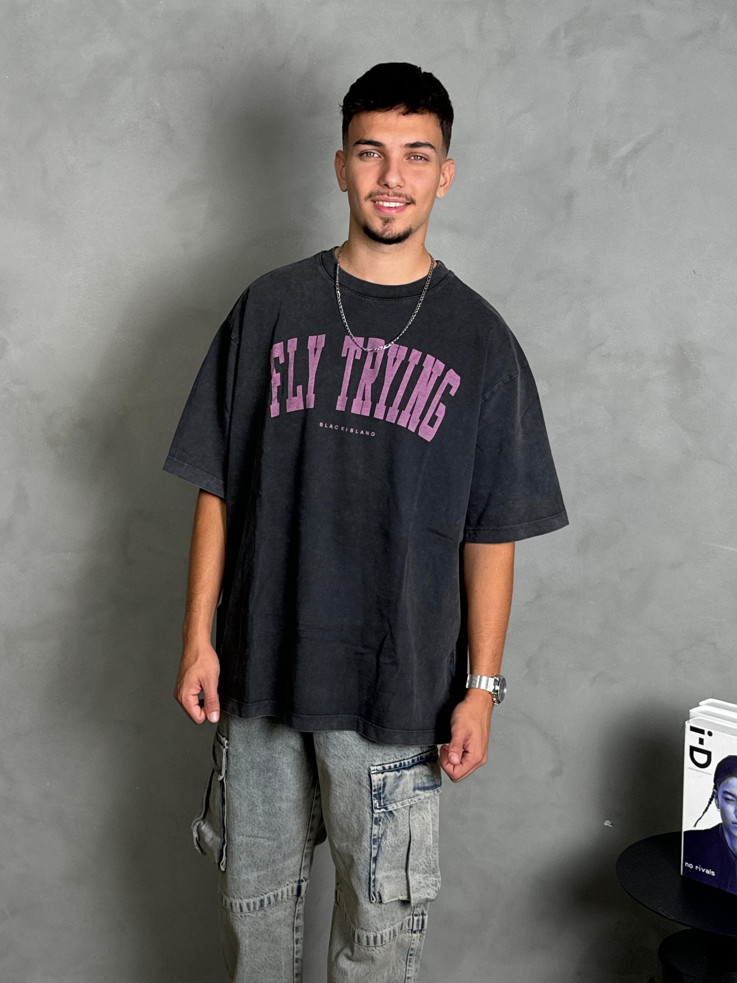 FLY TRYING -חולצה קצרה (אפור כהה)
